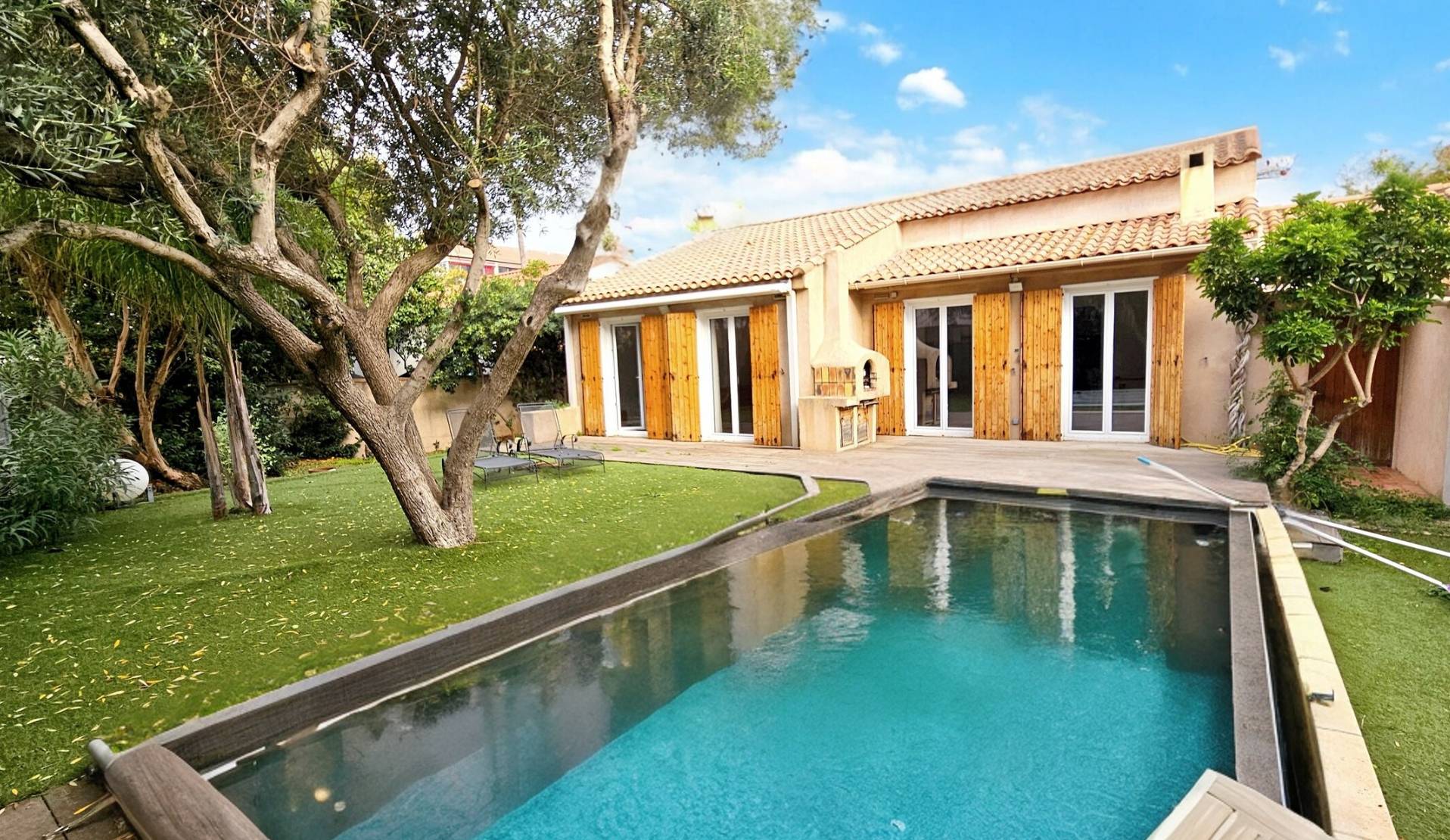 Maison de plain-pied avec piscine et garage à vendre à deux pas de la Corniche Georges Pompidou à La Seyne-sur-Mer