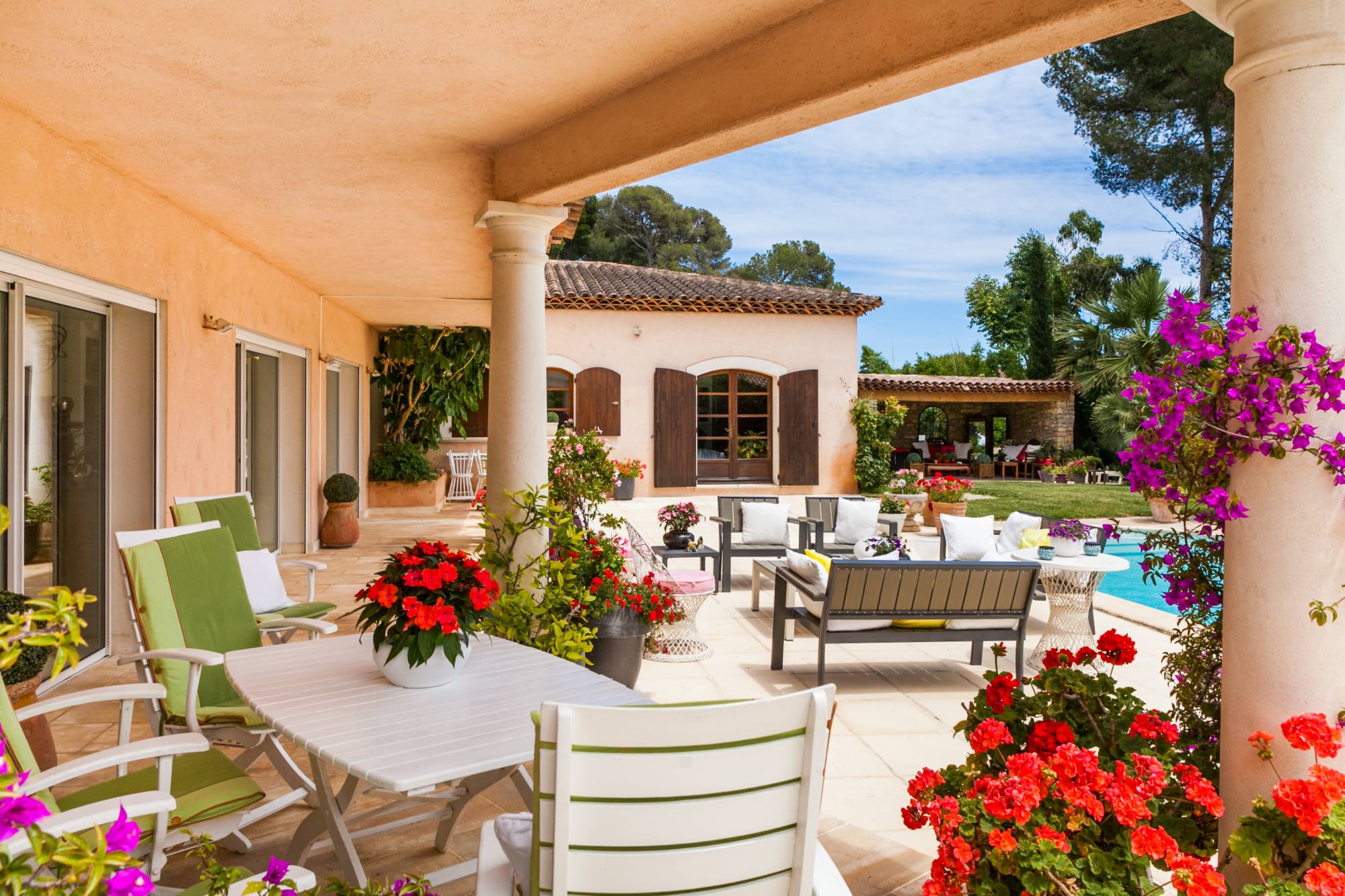 La terrasse donnant sur la piscine