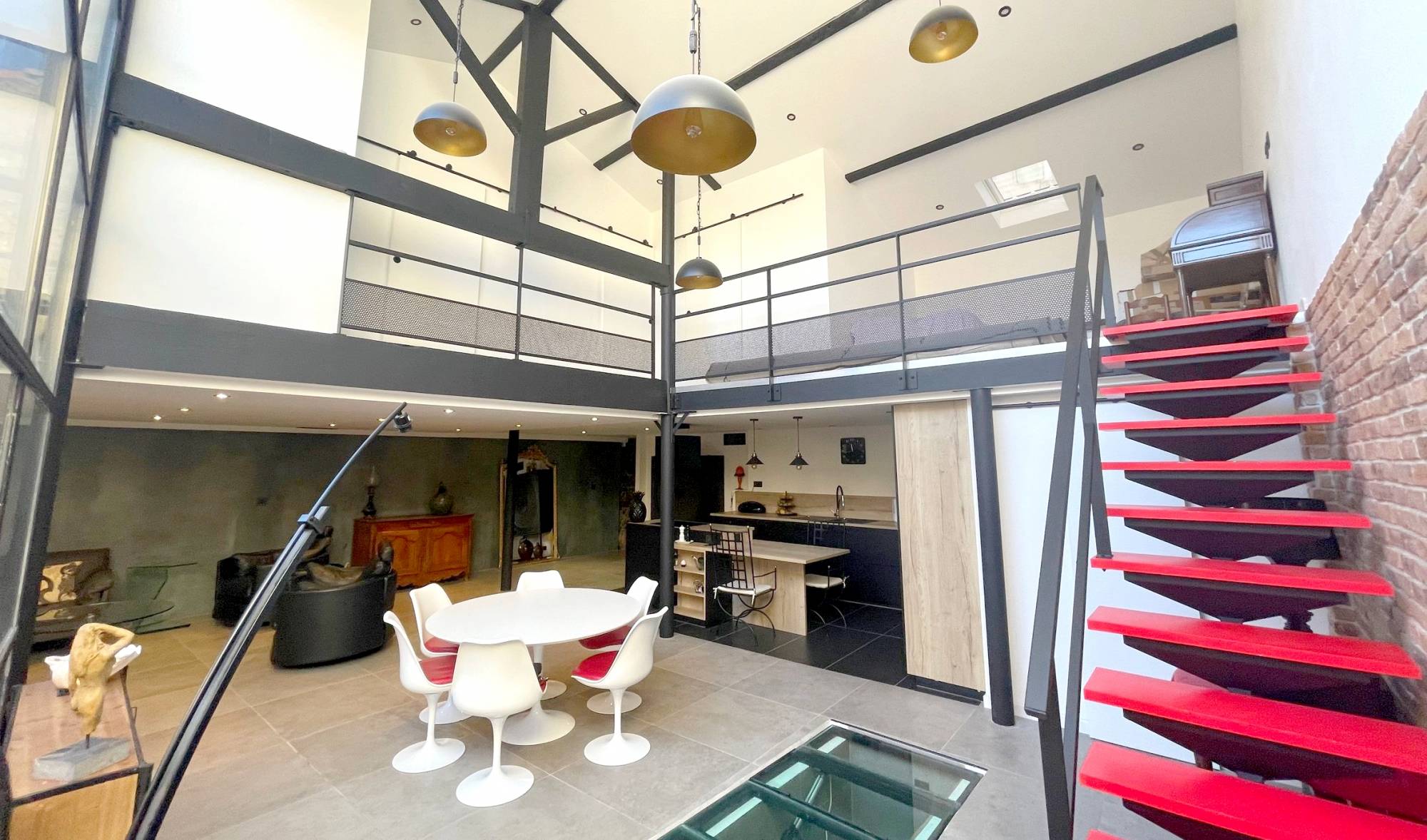 Maison loft industriel à vendre sur la Côte d'Azur, sur le bord de mer méditerranéen