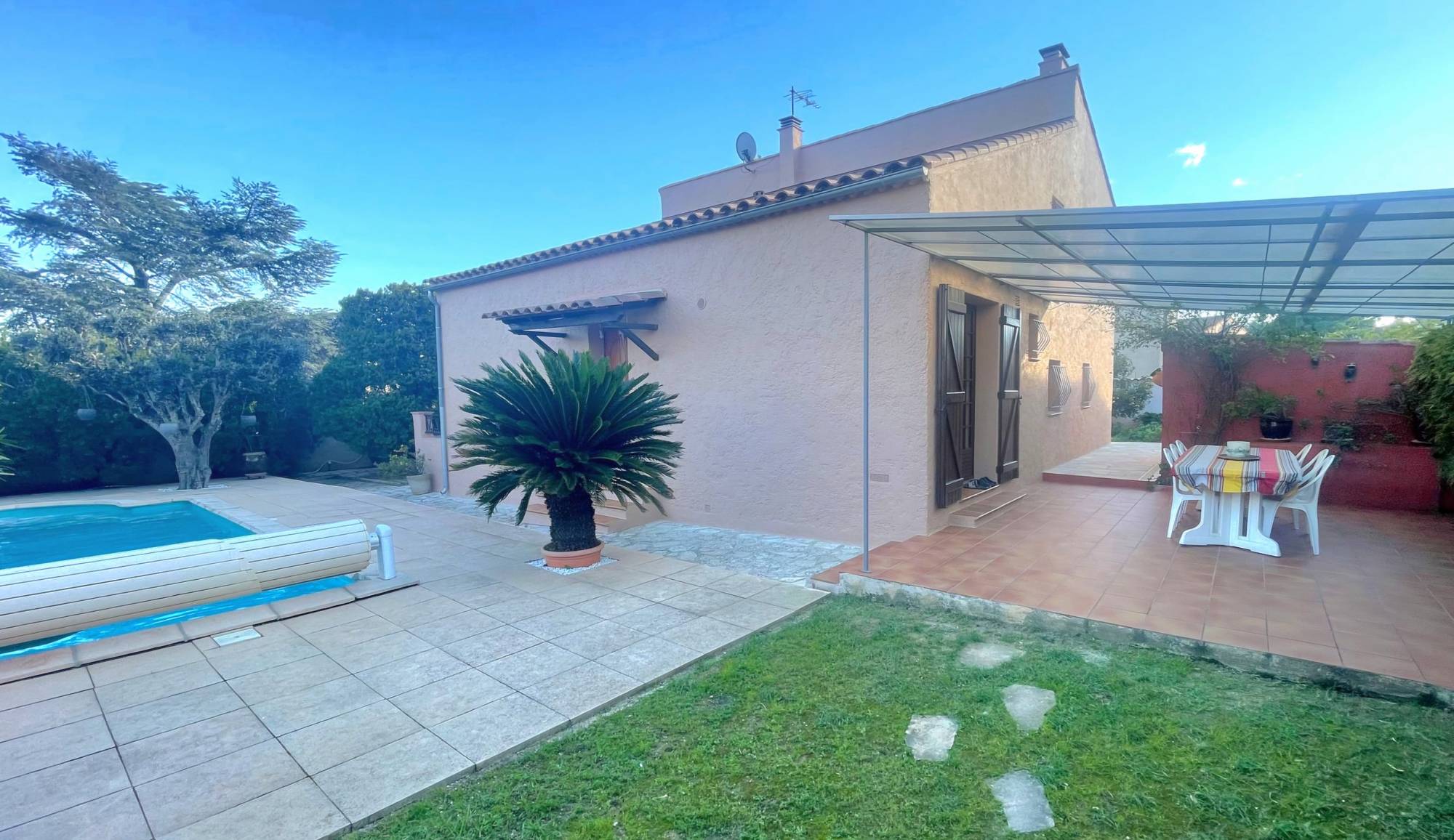 Maison avec piscine à vendre dans le quartier résidentiel de Janas