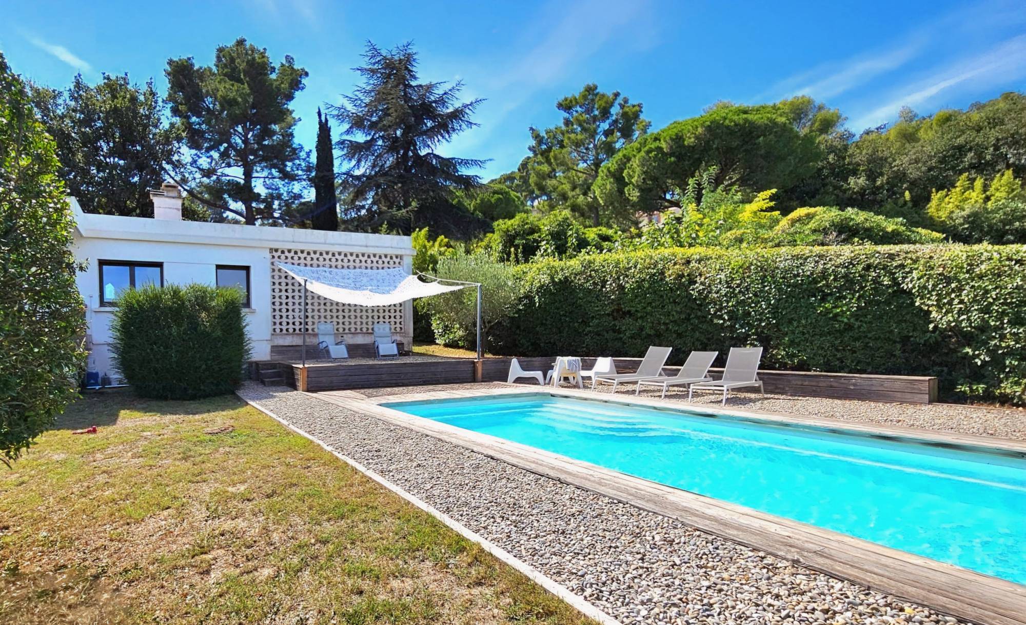 Maison de plain-pied avec jardin arboré et piscine à vendre sur le bord de mer méditerranéen