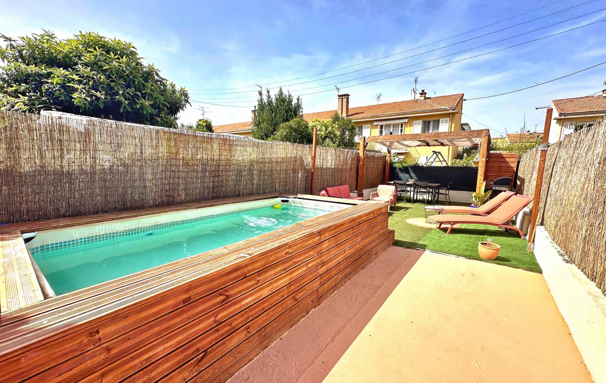 Maison de ville rénovée avec piscine hors-sol à vendre Boulevard de Stalingrad à La Seyne-sur-Mer