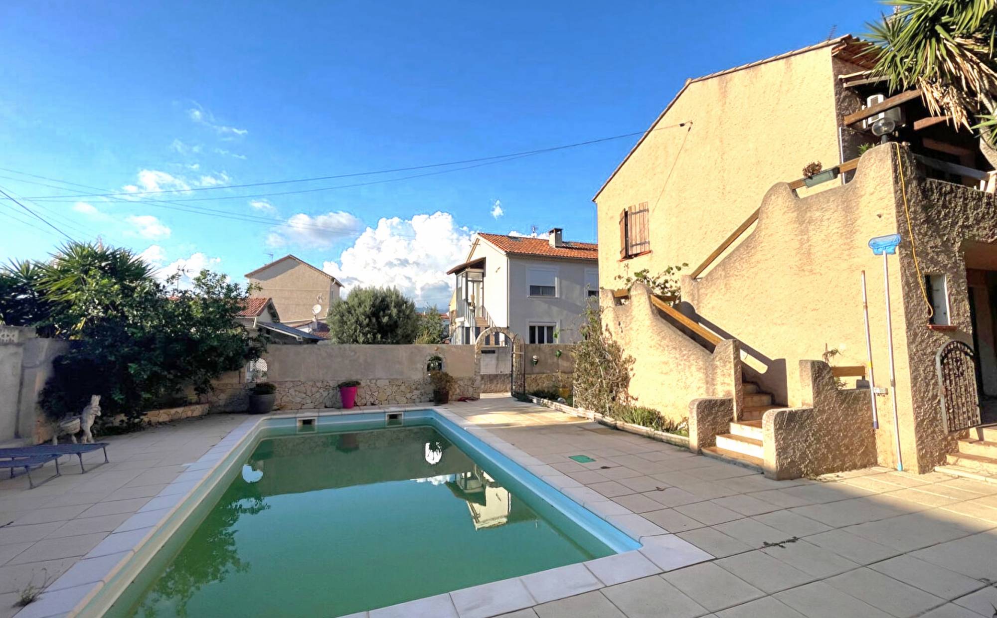 Haut de villa avec jardin et piscine à vendre Chemin Jacques Casanova à La Seyne-sur-Mer