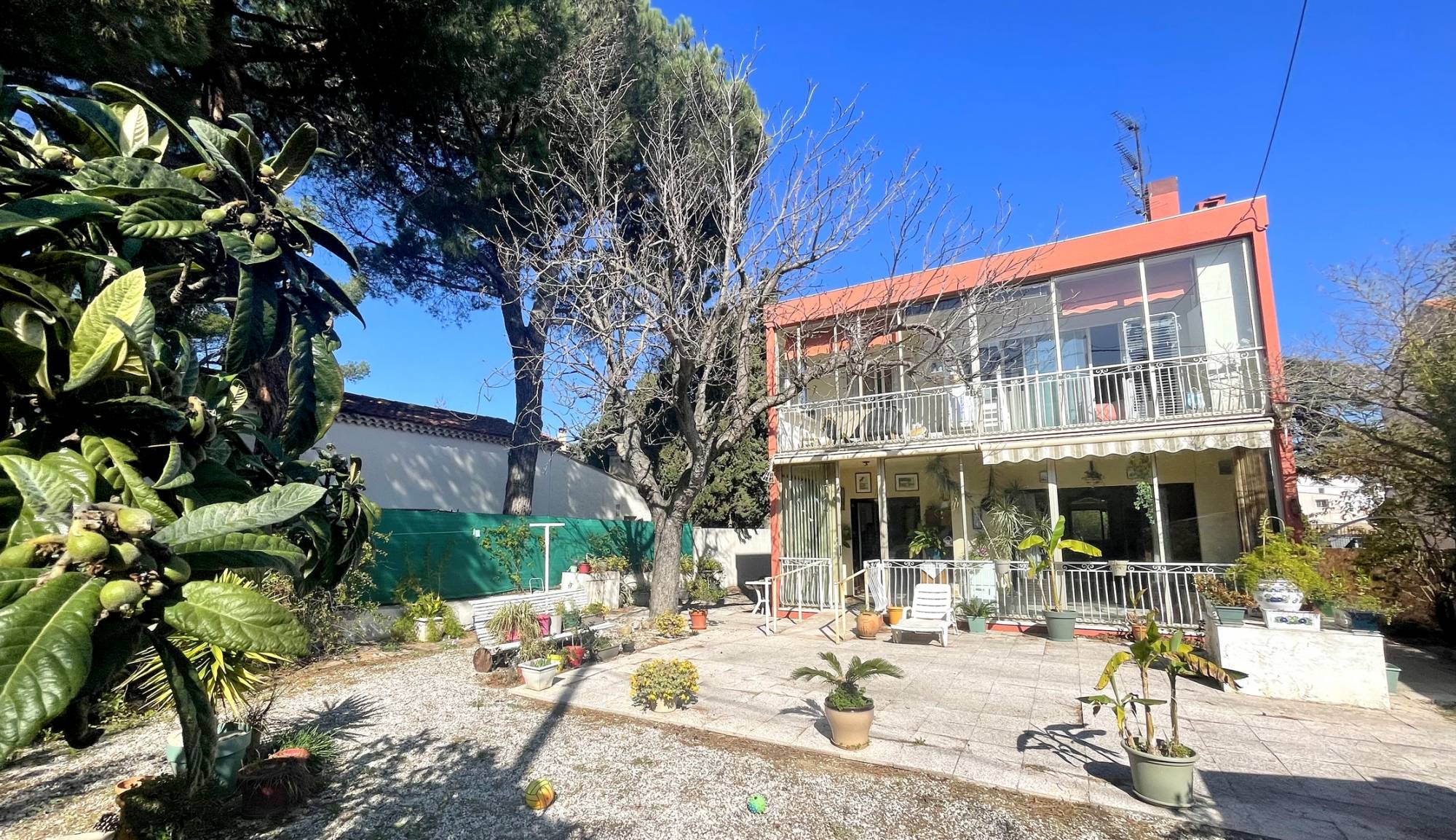 Bas de villa avec jardin et puits à vendre dans le quartier de Mar Vivo à La Seyne