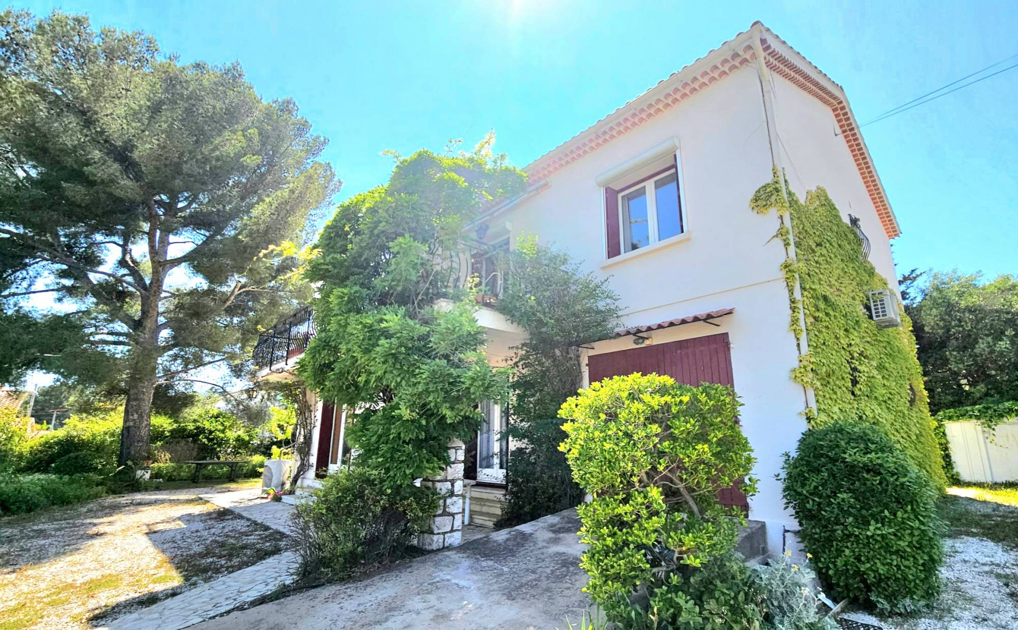 Cette villa divisée en deux logements est à vendre par notre agence immobilière Papazian Les Sablettes